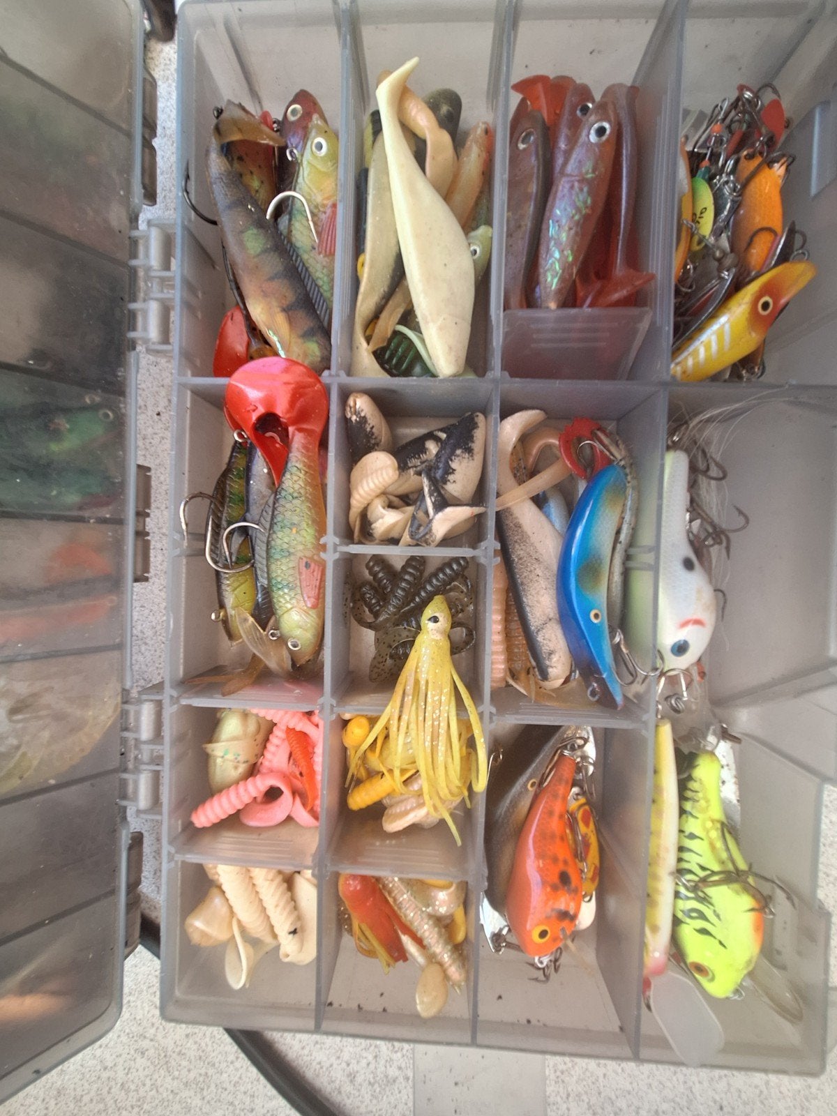 Plano box vol met kunstaas + set flying lure met boekje, Watersport en Boten, Ophalen, Kunstaas