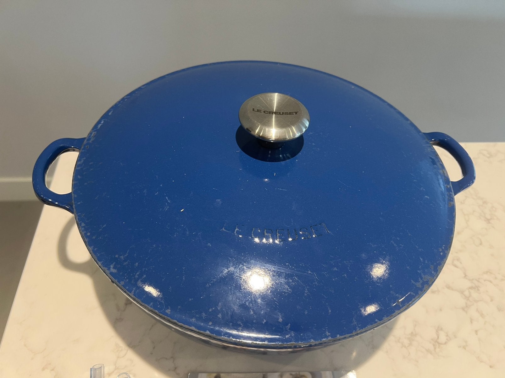 Le Creuset Tradition Harmonic Blue 32 cm in gebruikte staat, Gebruikt, Met handvatten, Le Creuset, Ophalen of Verzenden
