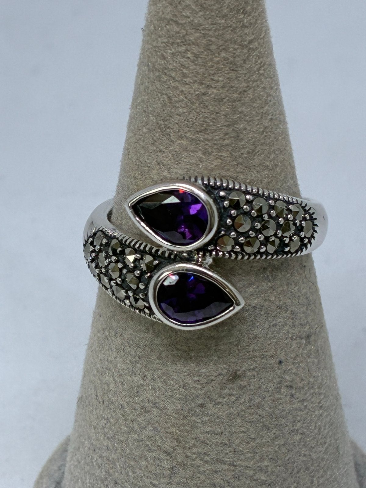 Zilveren ring maat 19 met paarse stenen, Sieraden, Tassen en Uiterlijk, Zilver en edelstenen, 19 tot 20, Nieuw, Ophalen of Verzenden