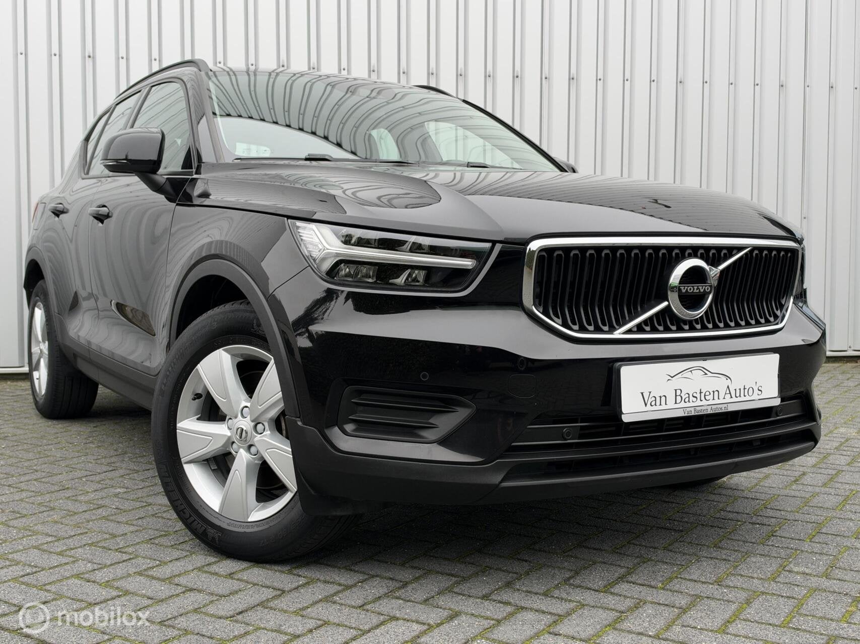Volvo XC40 2.0 T4 Momentum | Aut | 190pk | Dealer | Trekhaak, Dealer onderhouden, Euro 6, 1969 cc, Zwart