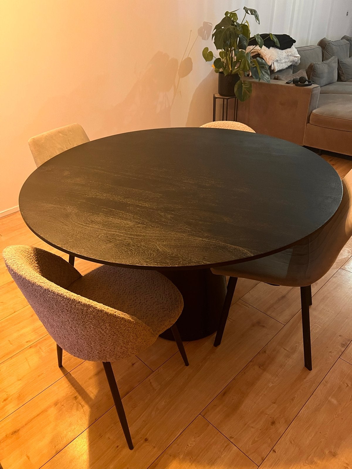 Moderne ronde eettafel - Zwart eikenhout, Huis en Inrichting, 100 tot 150 cm, Ophalen of Verzenden, Zo goed als nieuw, Vier personen