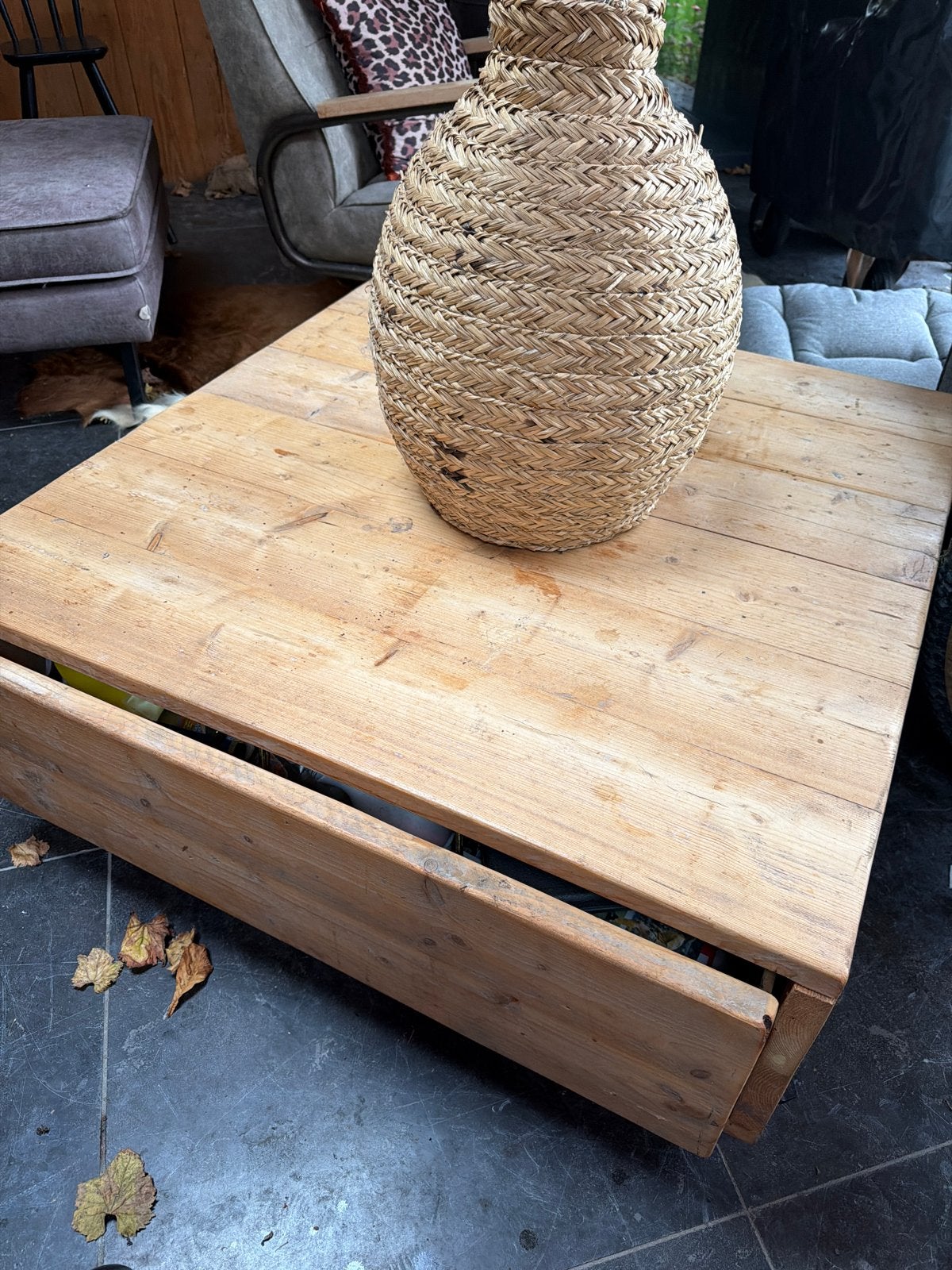 Vierkante houten tafel met twee lades, Huis en Inrichting, Ophalen of Verzenden, Gebruikt, Vierkant, Overige houtsoorten