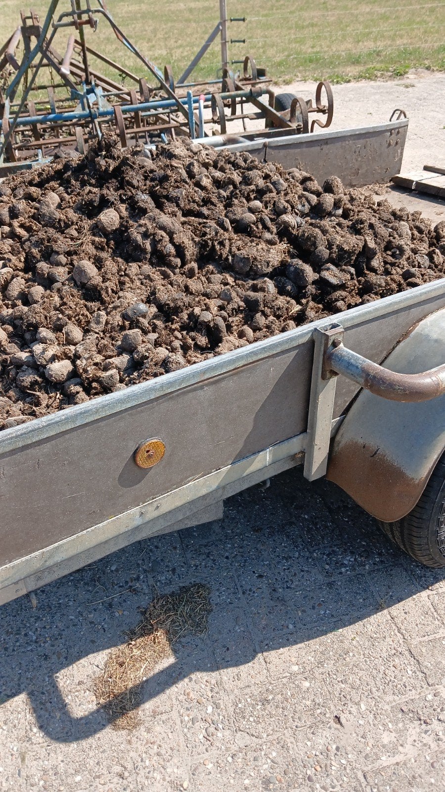Verse paardenmest voor tuin en moestuin, Ophalen