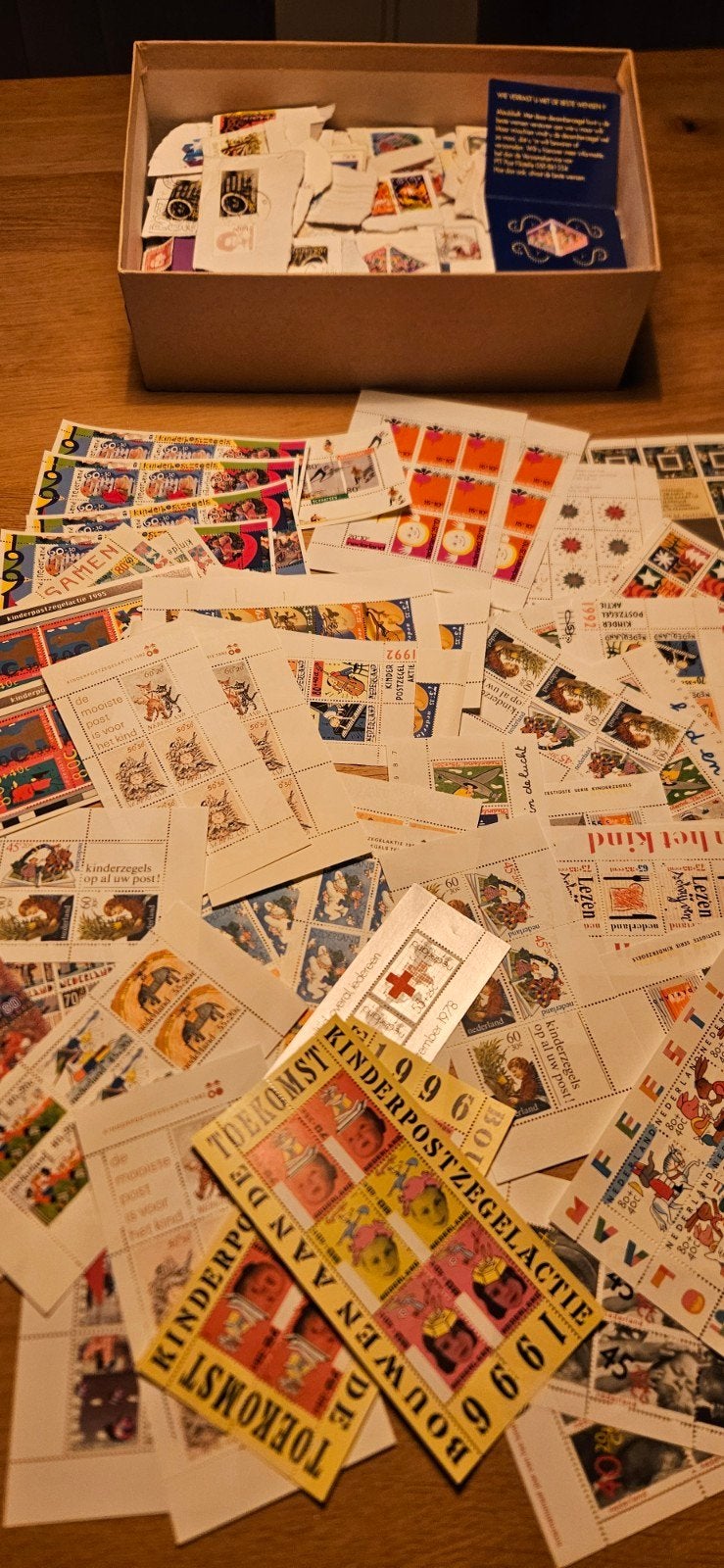 Doos postzegels wereld, Verzenden, Nederland en Buitenland