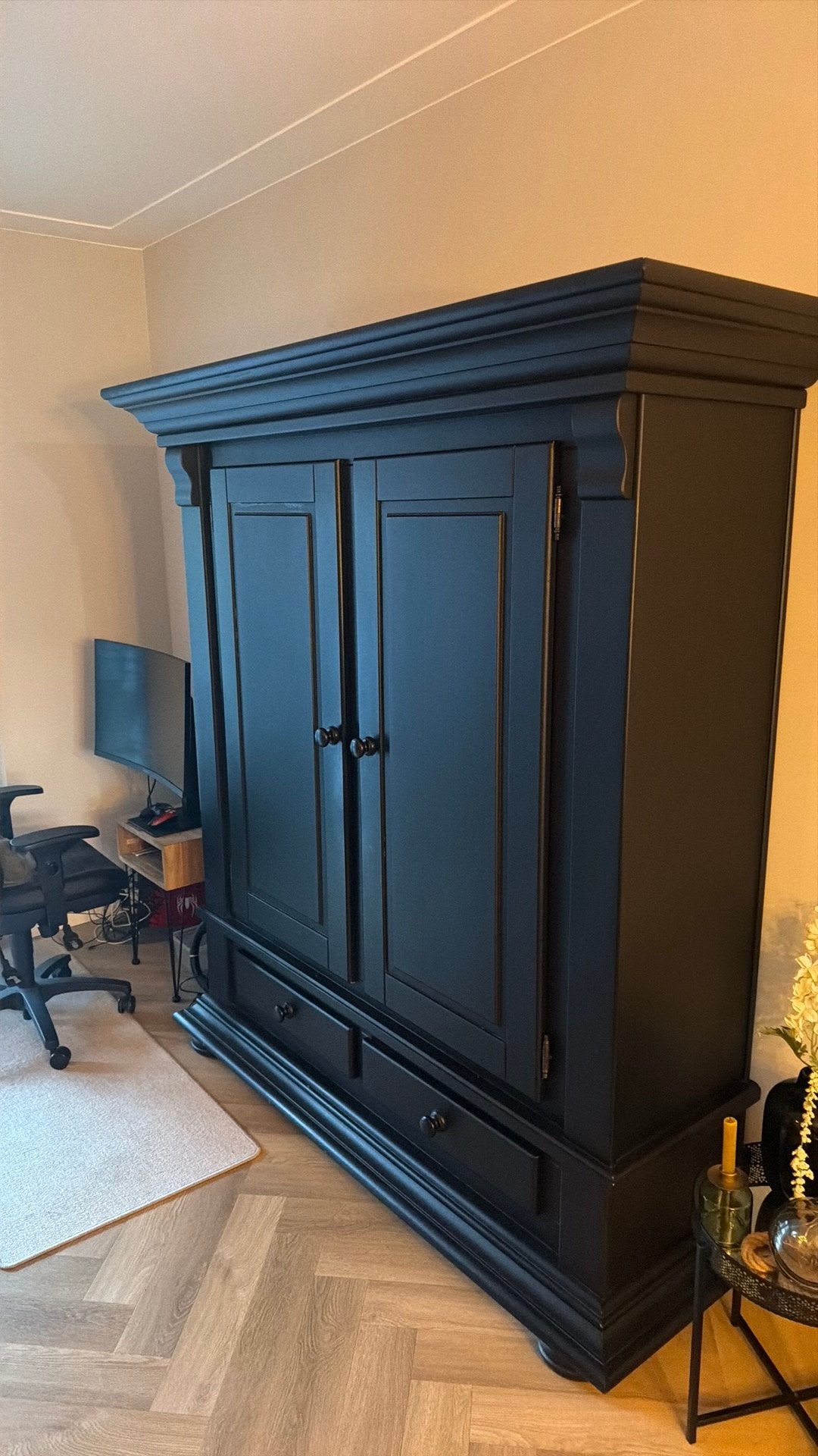 Zwarte kast, Ophalen, Met plank(en), Gebruikt, 150 tot 200 cm