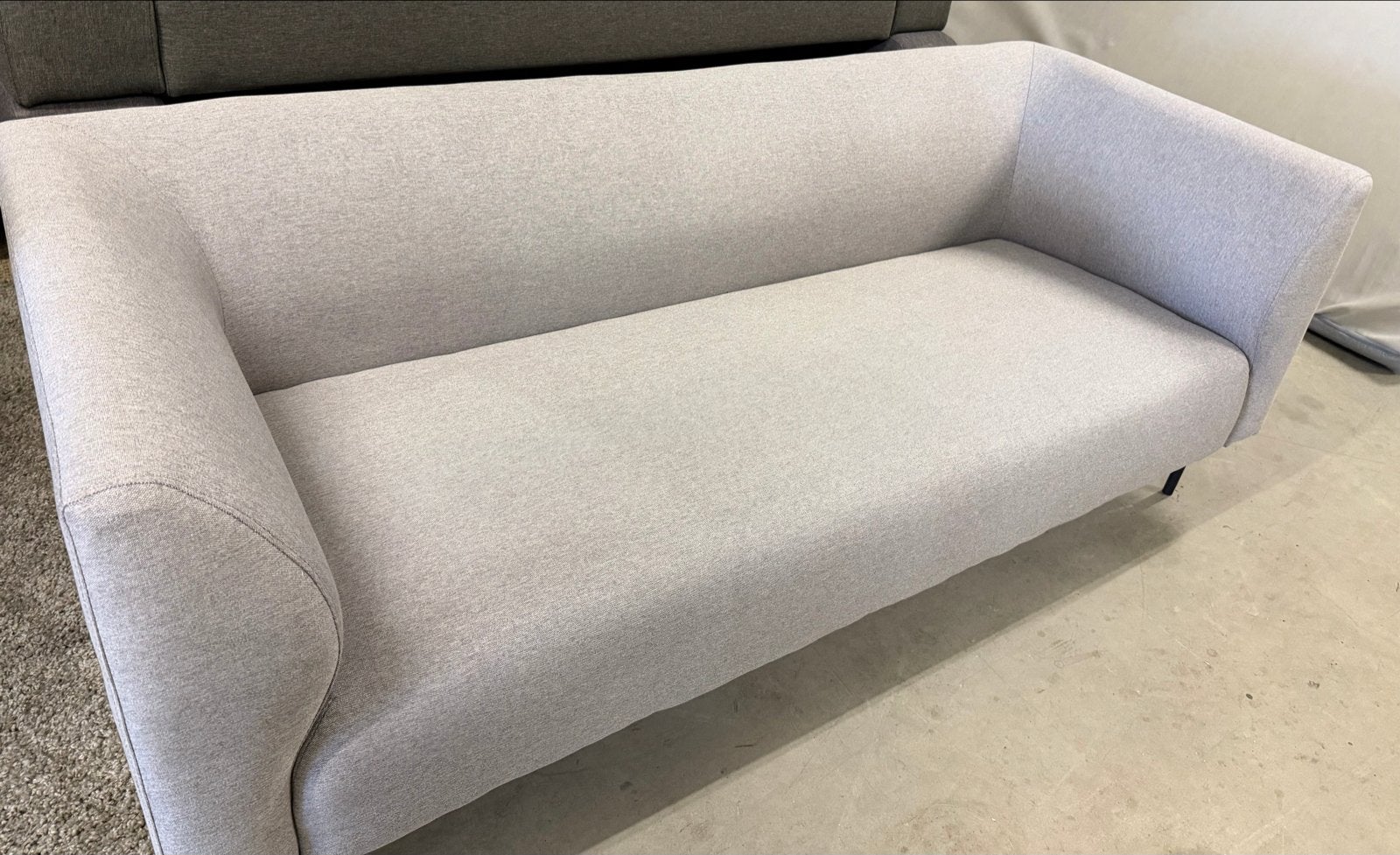 Stijlvolle grijze tweepersoonsbank met slanke poten, Ophalen, 150 tot 200 cm, Tweepersoons, 75 tot 100 cm