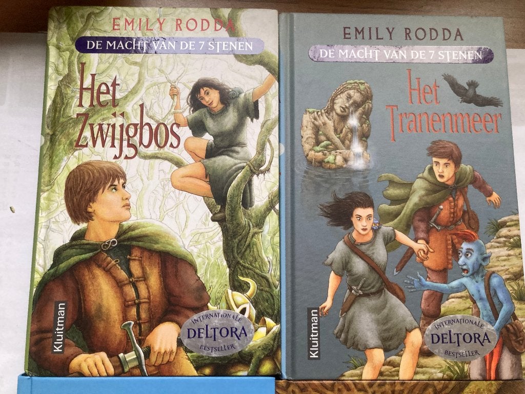 T.K. De macht van de 7 Stenen deel 1 t/m 4 door Emily Rodda, Ophalen of Verzenden, Gelezen, Emily Rodda