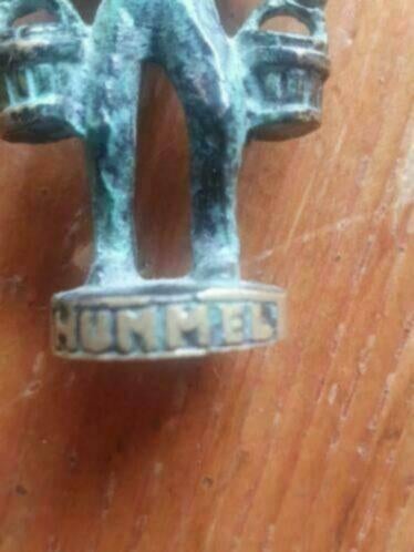 brons met   tekst : Hummel Hamburg en achterop "Mors"., Ophalen