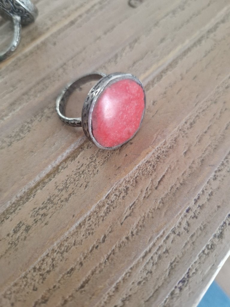 Antieke, Tibetaanse ring met bloedkoraal. Maat 18.