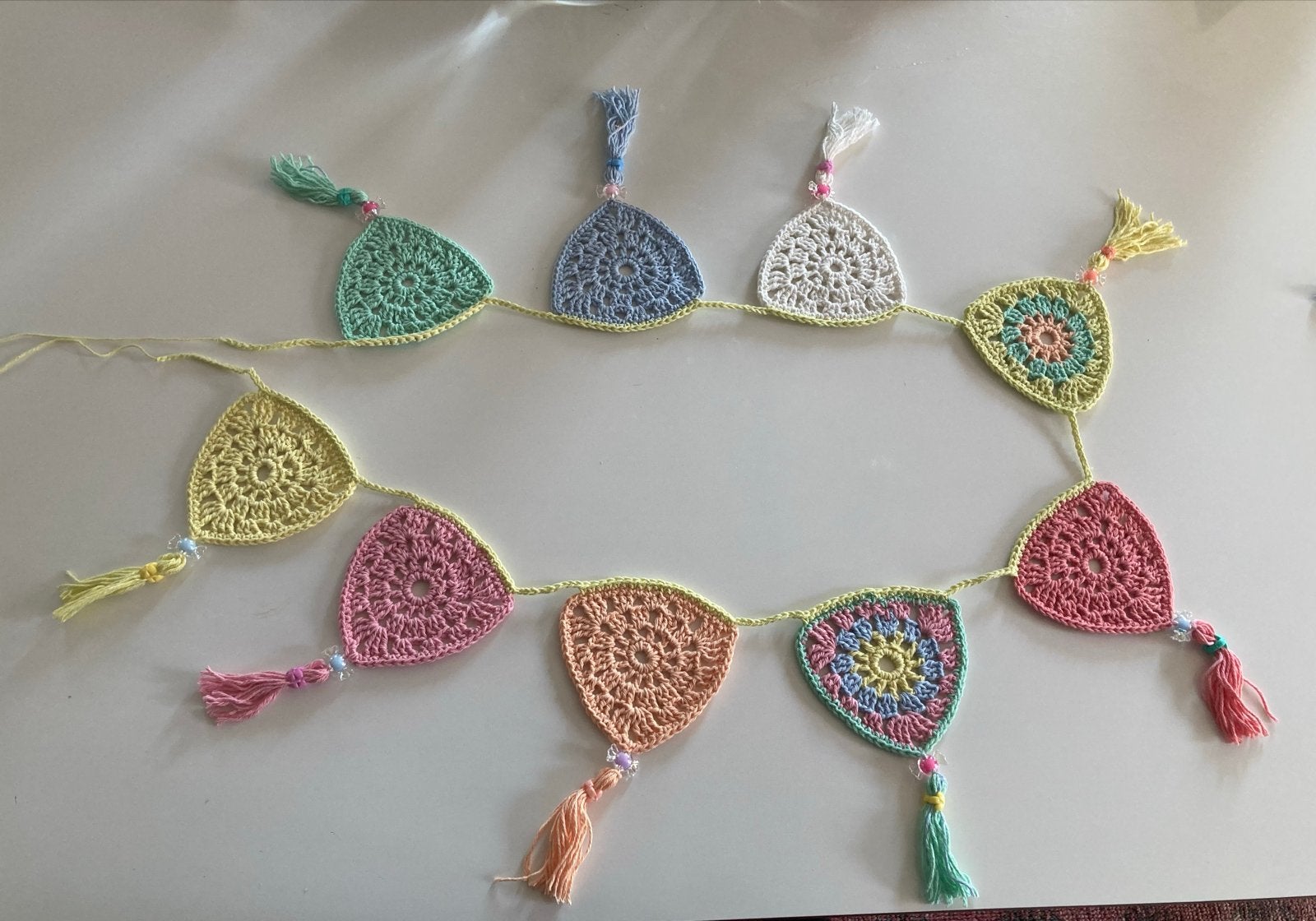 Gehaakte vlaggenlijn met kwastjes - Handgemaakt, Meerkleurig, Verzenden, Boho, Nieuw