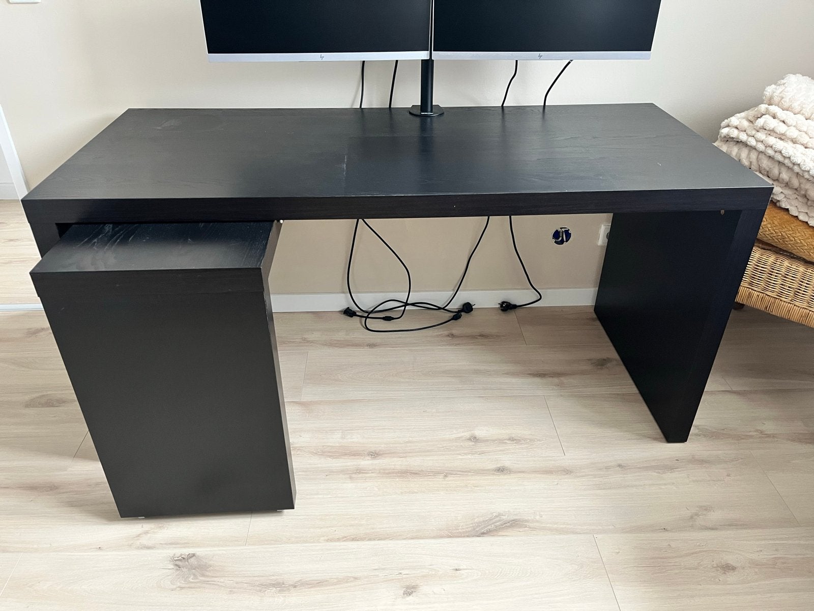IKEA MALM Bureau met uitschuifbaar blad, zwart, 151x65 cm, Huis en Inrichting, Ophalen, Gebruikt, Spaanplaat of MDF, IKEA