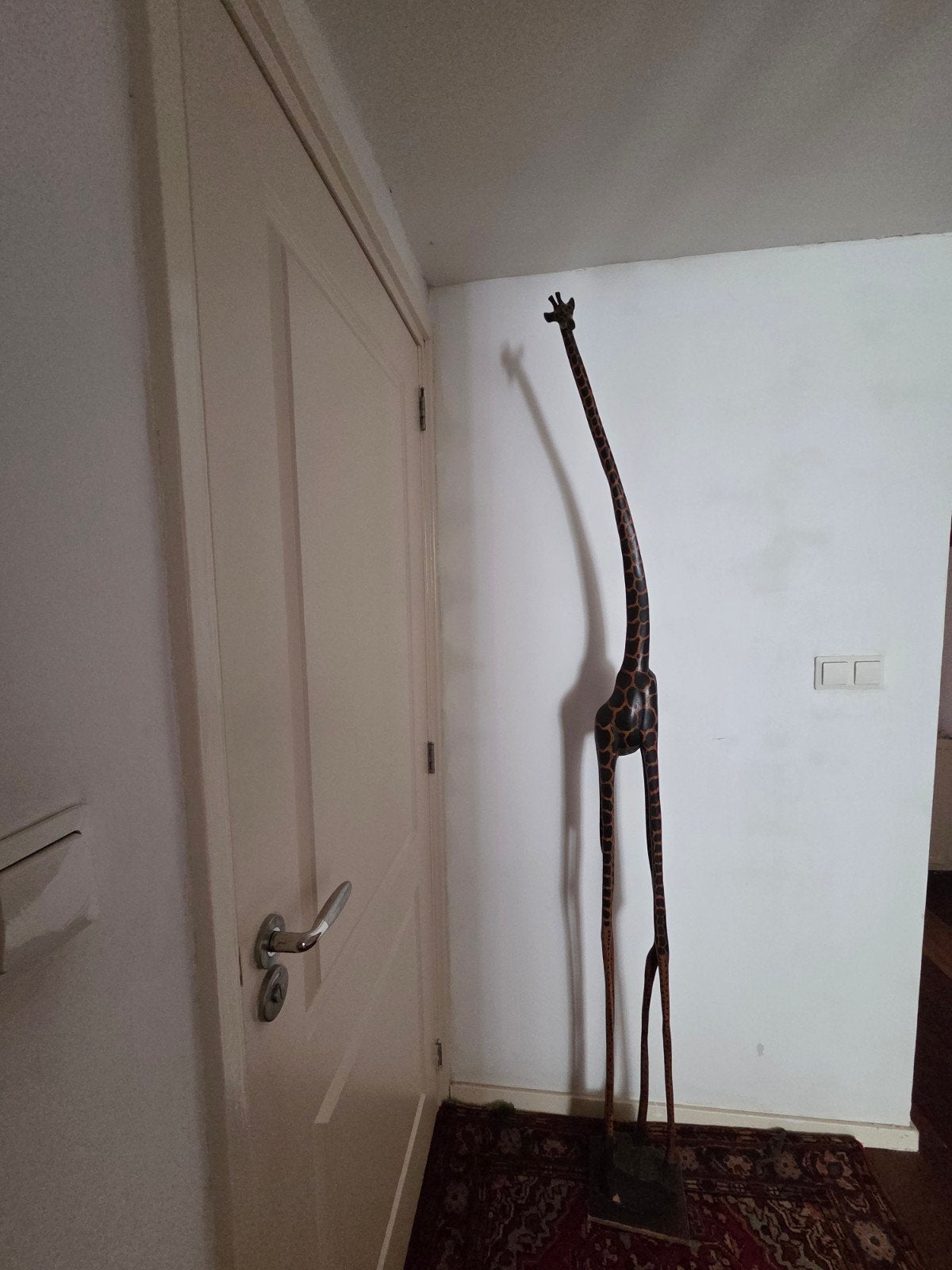 Twee handgesneden houten giraffen, Afrikaanse stijl, Handgemaakt, Ophalen of Verzenden, Zoogdier, 1 meter - 2 meter