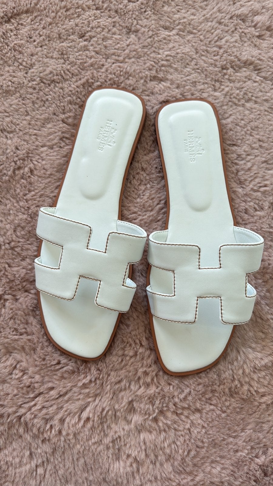 Hermes oran slippers wit 37, Kleding | Dames, Schoenen, Ophalen of Verzenden, Zo goed als nieuw, Zwart