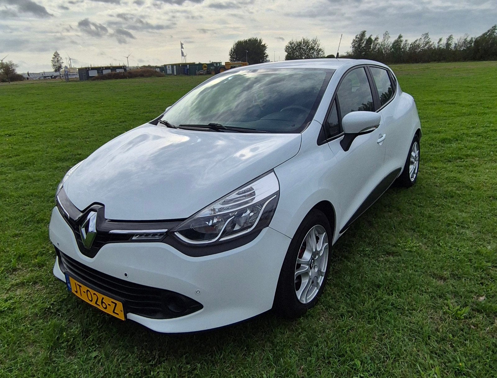 Renault Clio Energy TCe 90pk Eco2 S&S 2016 Wit, Cruise,, Voorwielaandrijving, 898 cc, Stof, Zwart