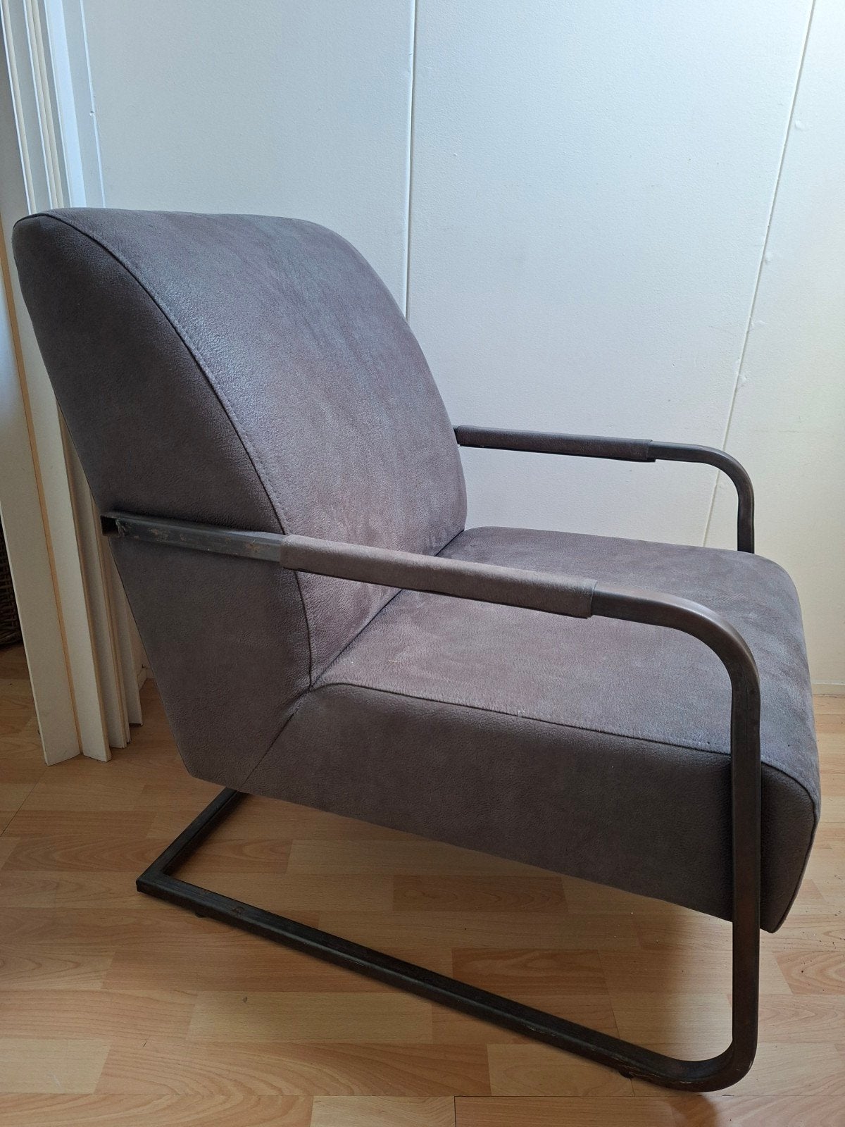 Comfortabele fauteuil met metalen frame, Huis en Inrichting, Fauteuils, Ophalen, Gebruikt, Modern, Industrieel, 75 tot 100 cm