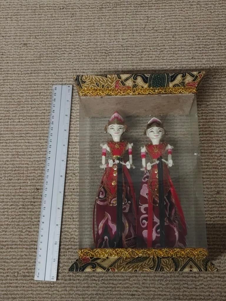 Decoratieve Indonesische poppen in vitrine, Ophalen, Zo goed als nieuw
