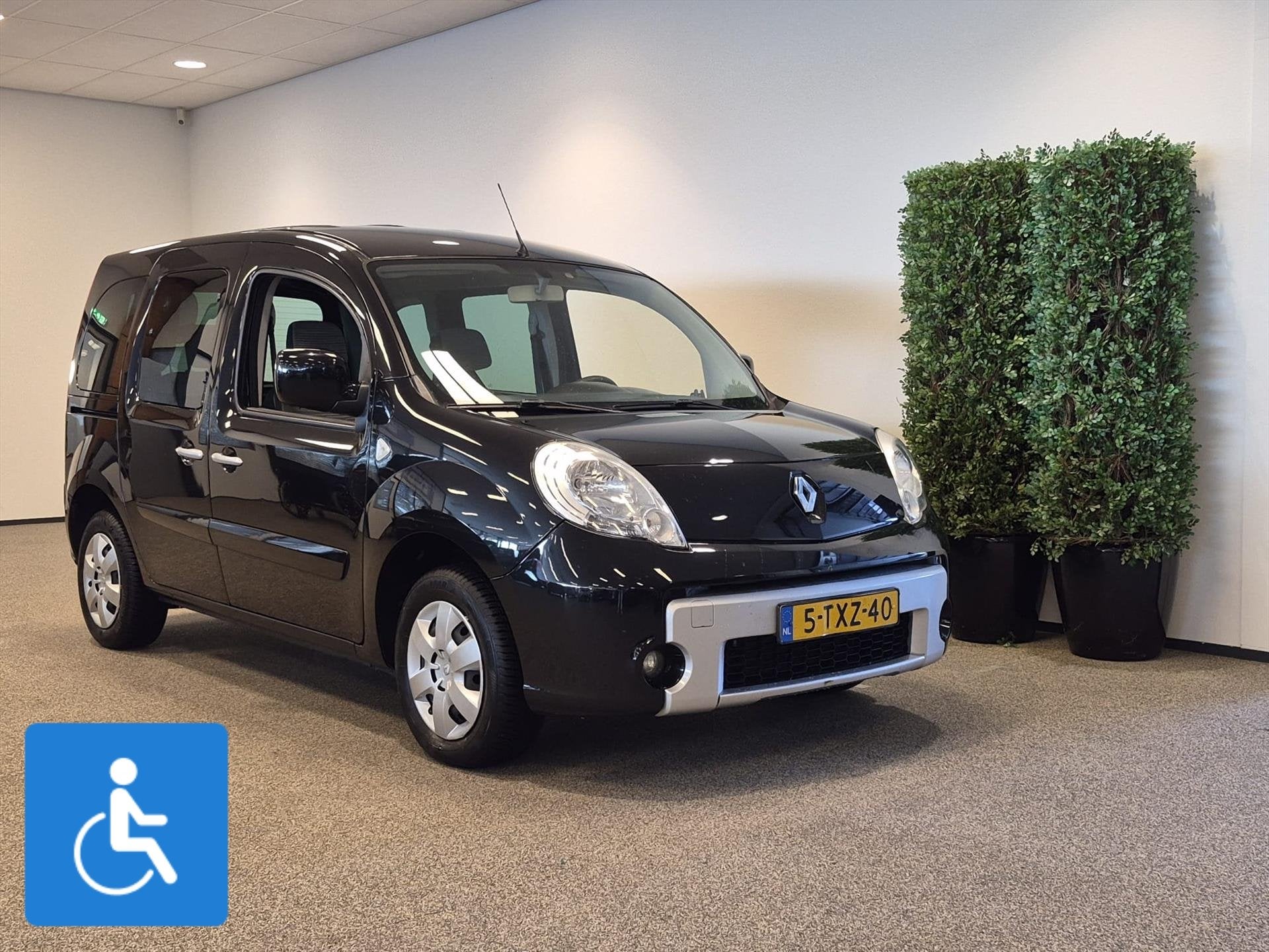 Renault Kangoo Rolstoelauto 3+1 incl. luchtvering, Auto's, 13 km/l, Stof, Gebruikt, Zwart