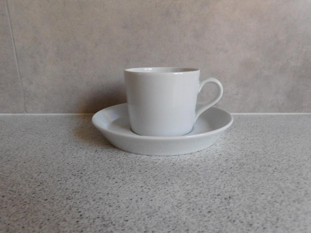 Kop en schotel 200 ml. Wit Tric Arzberg, Ophalen of Verzenden, Zo goed als nieuw, Overige stijlen, Kop(pen) en/of Schotel(s)