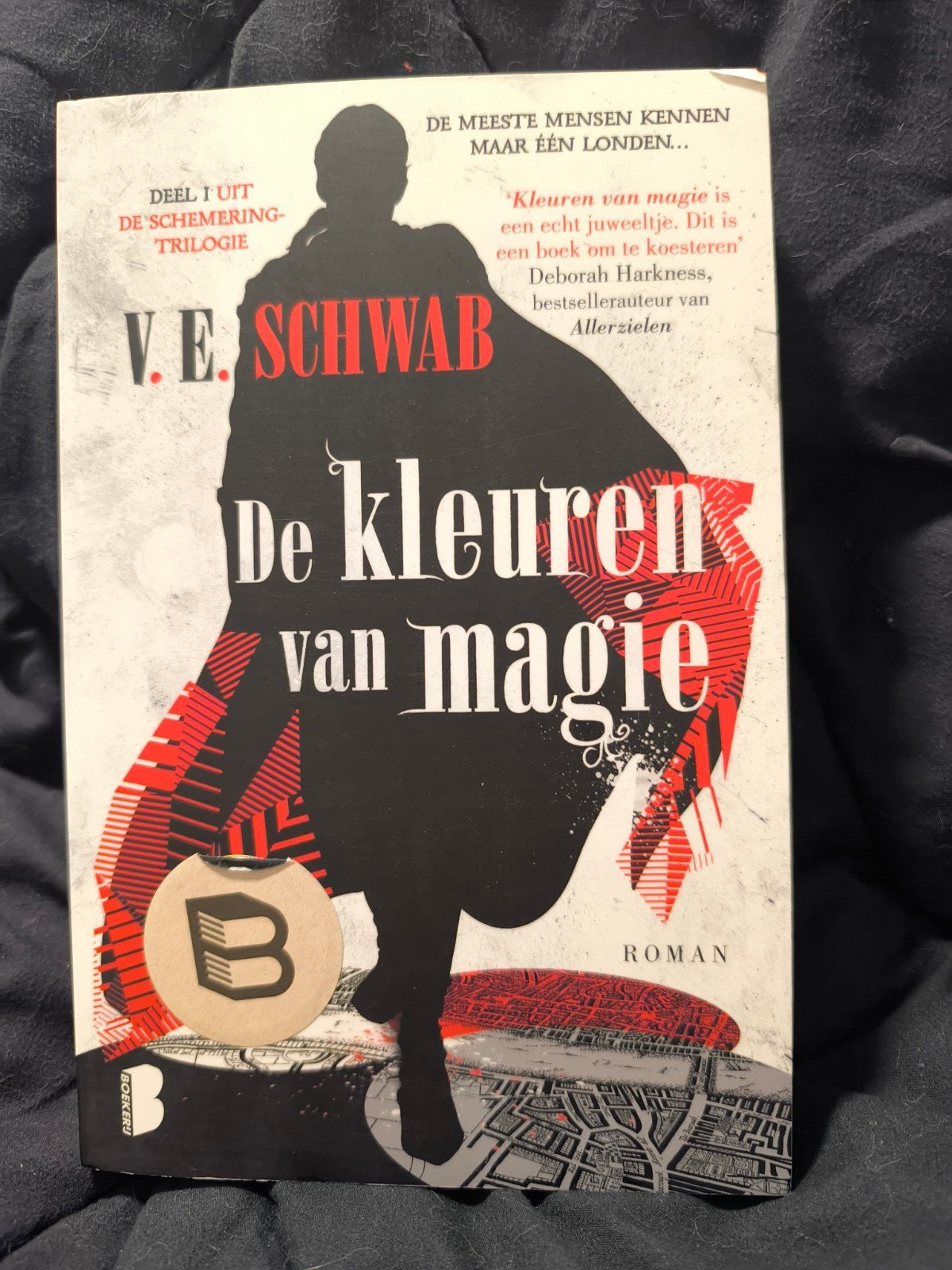 De kleuren van magie - V.E. Schwab (zeer geliefd), Ophalen of Verzenden, Zo goed als nieuw, V.E. Schwab