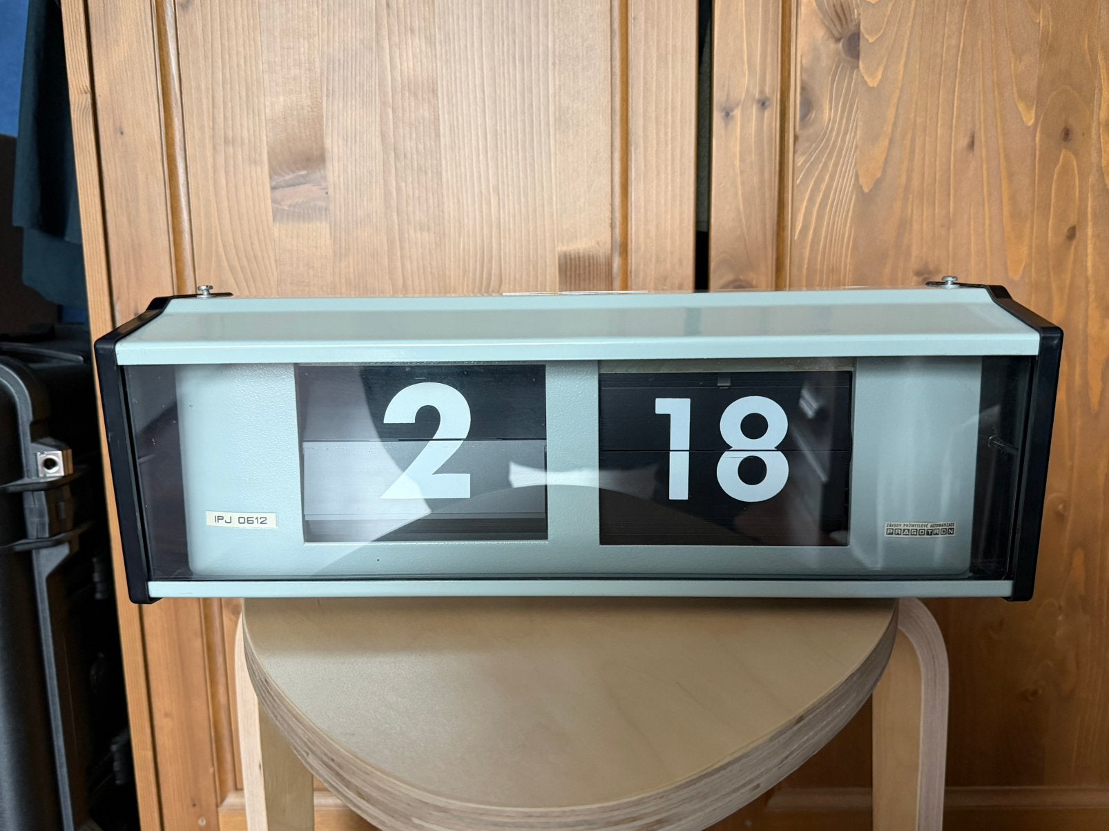 Prachtige Vintage Pragotron IPJ 0612 Wandklok Flipklok, Ophalen of Verzenden