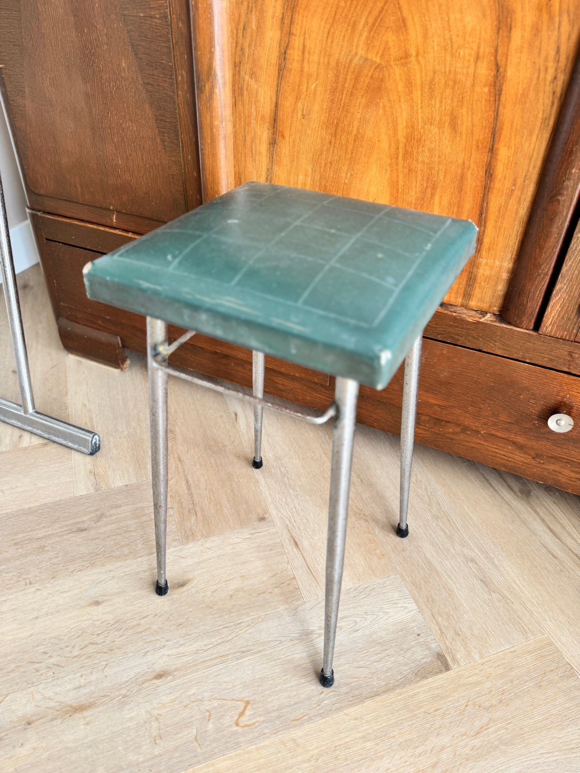 Krukje met buisframe poten en groen skai leder, Ophalen, Gebruikt, IJzer