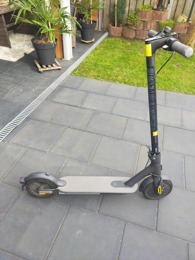 Elektrische step met oplader, Fietsen en Brommers, Steps, Ophalen of Verzenden, Zo goed als nieuw, Elektrische step (E-scooter)