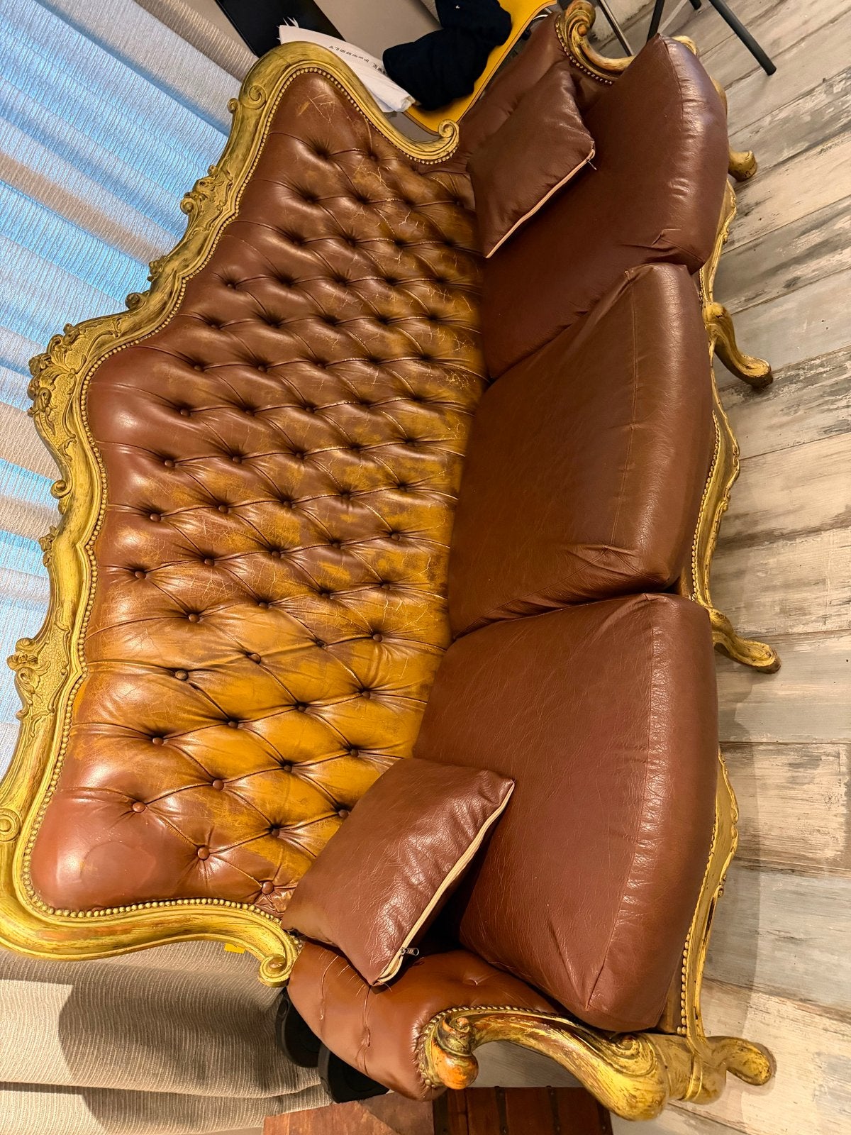 Vintage barok bank, bruin leer met gouden details, Antiek en Kunst, Antiek | Meubels | Stoelen en Banken, Ophalen