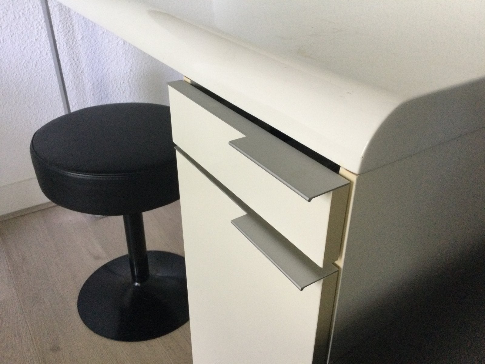 Wit kunststof bureau, Ophalen of Verzenden, Zo goed als nieuw