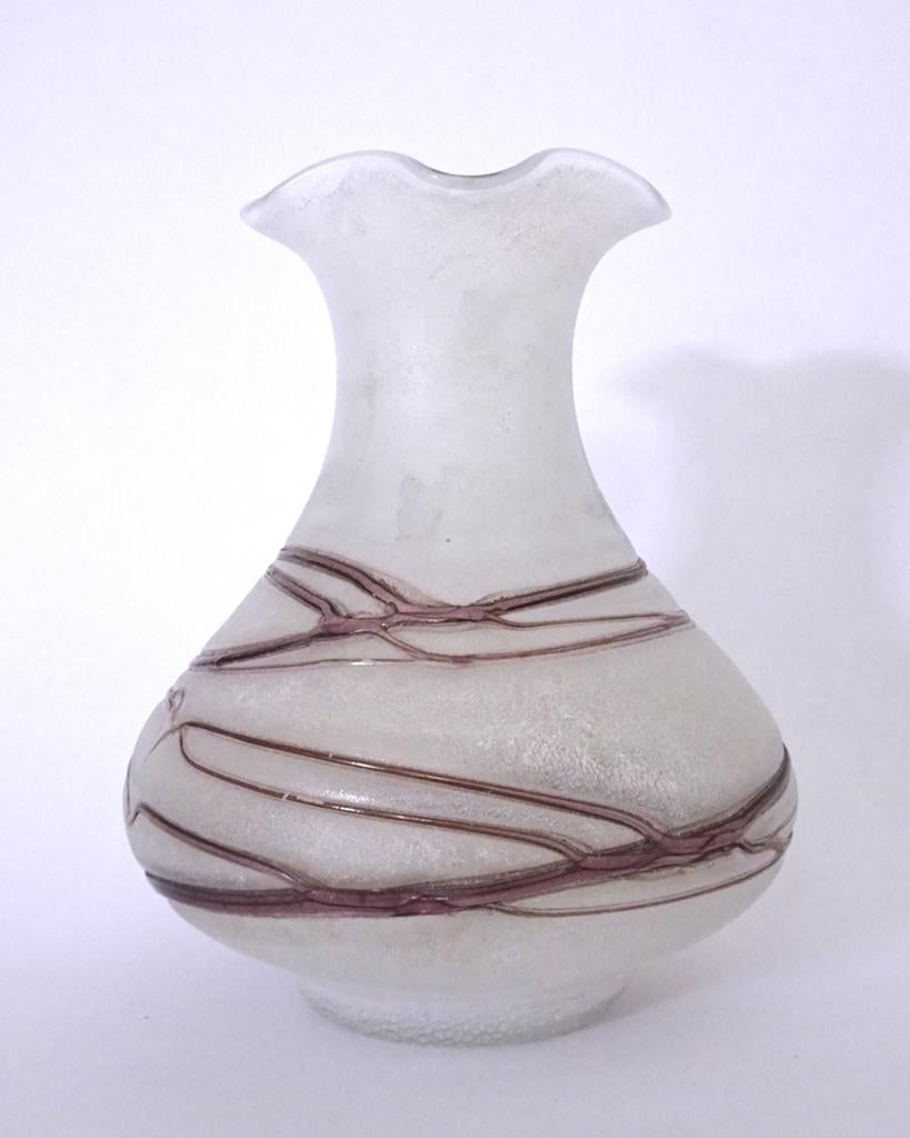 Vintage 60s 70s Murano glas vaas paars swirl mat wit vaasje, Ophalen