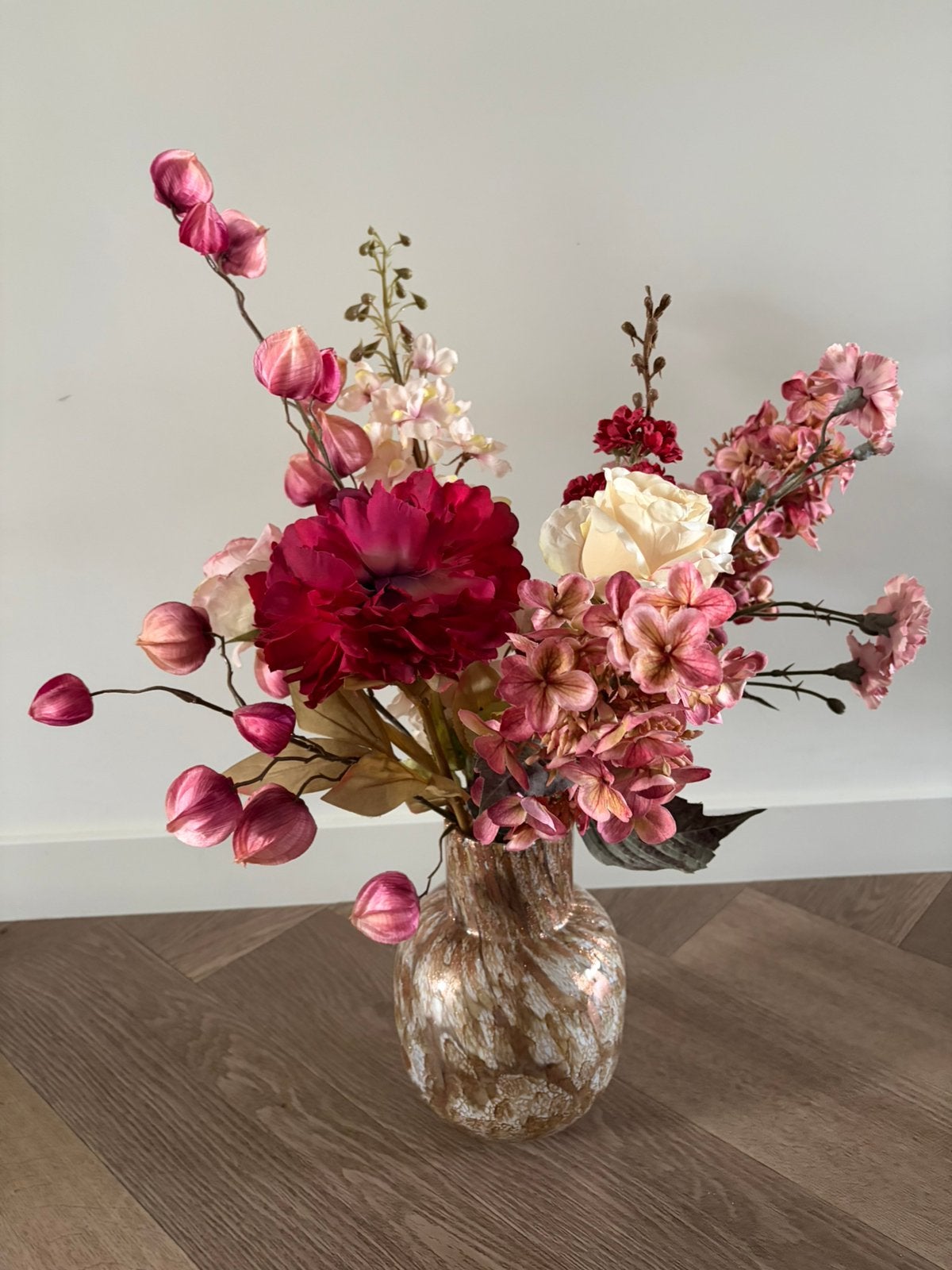 Mooi boeket (kunst-)bloemen in Fidrio vaas serie ‘Gold’, Ophalen, Zo goed als nieuw