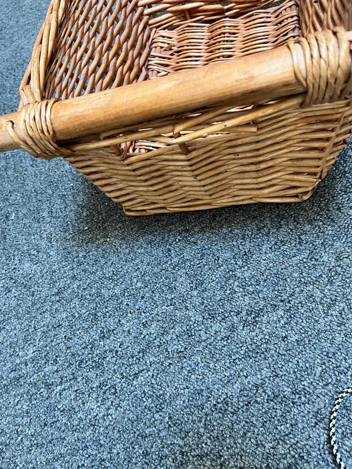 Rieten mand met handvatten - 39x30x19 cm, Gebruikt, Gevlochten, Mand, Ophalen of Verzenden