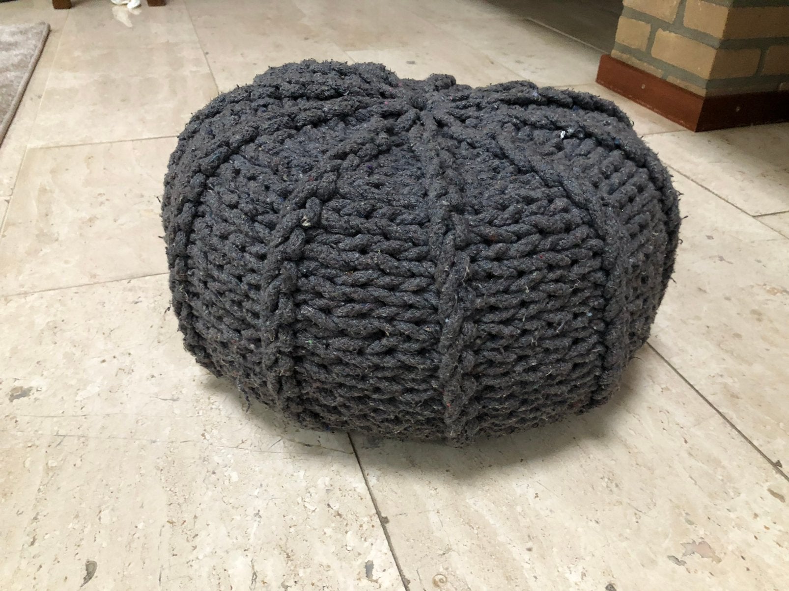 Leuke gebreide grijze poef, Ophalen, Zo goed als nieuw, Rond, Minder dan 50 cm