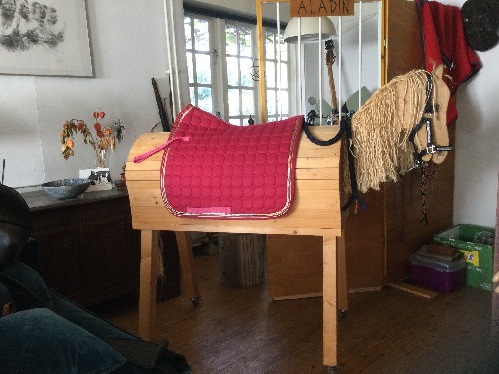 Houten speelgoedpaard met hoofdstel en dekje
