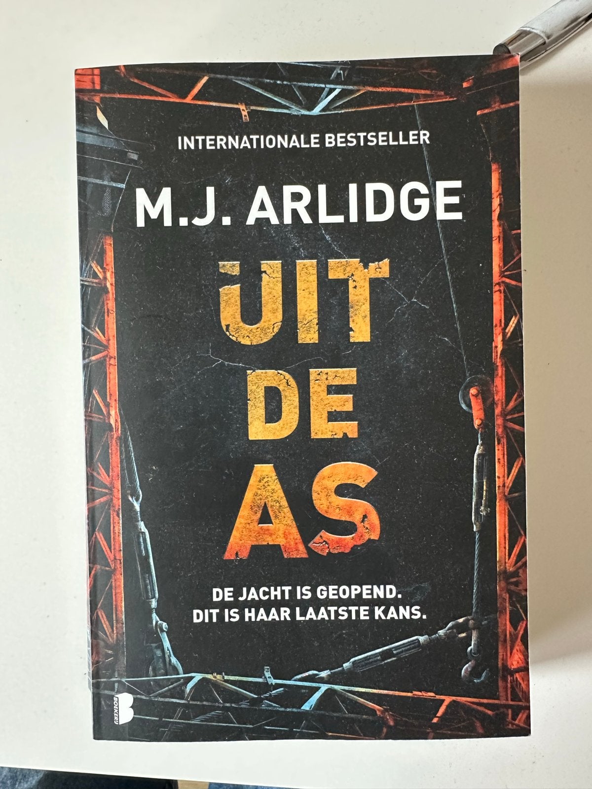M.J. Arlidge - Uit de As (Internationale Bestseller), Boeken, Ophalen of Verzenden, Zo goed als nieuw, Europa overig