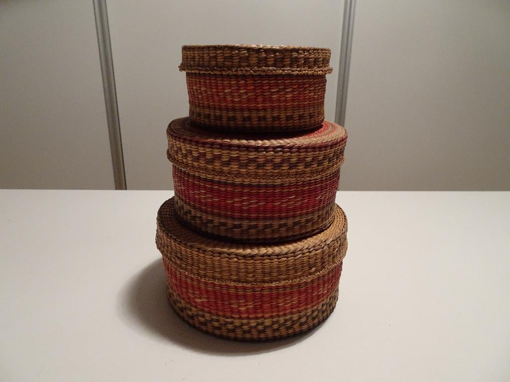 Vintage geweven mand met deksel vlechtwerk rood wit groen 3x, Huis en Inrichting, Woonaccessoires | Schalen en Manden, Ophalen of Verzenden