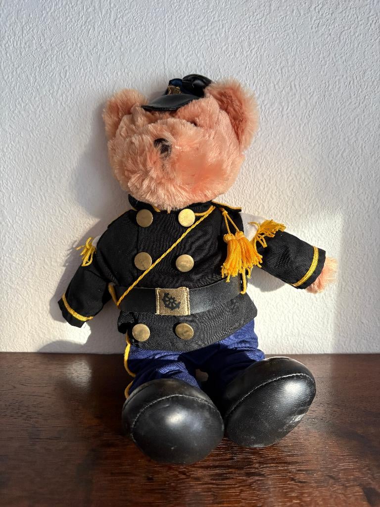 Knuffelbeer, knuffel, beertje met kostuum en petje, OLS, Ophalen of Verzenden, Zo goed als nieuw, Beer