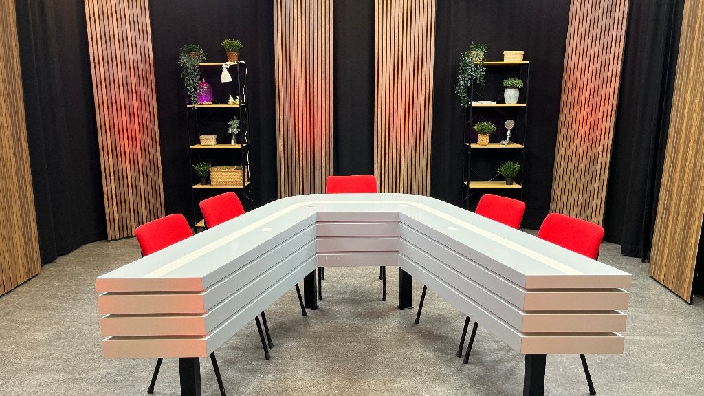 Studio tafel met electr. poten (zit/staand te gebruiken)., Gebruikt, Overige typen, Overige soorten, Minder dan 8x