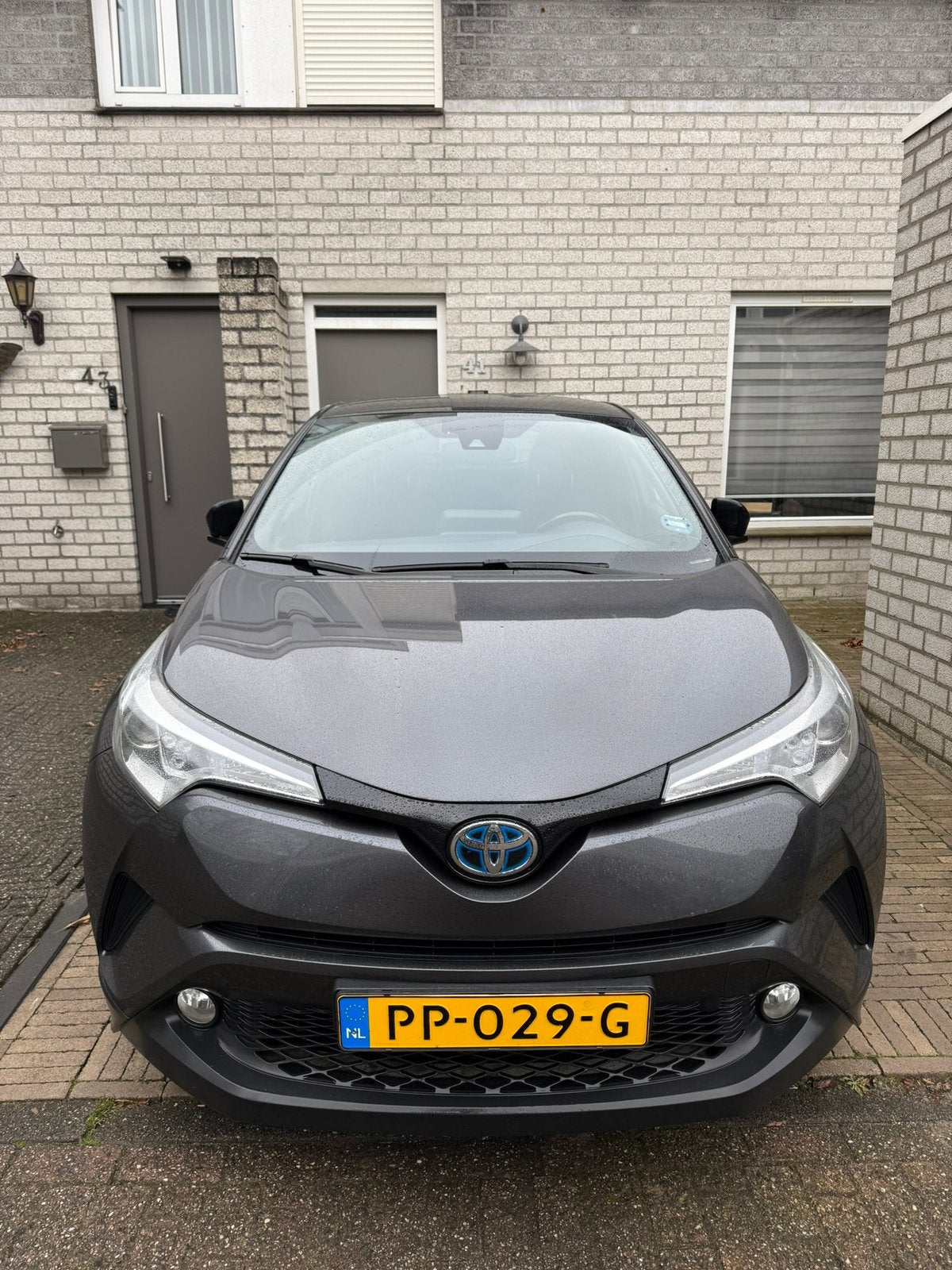 Toyota C-HR 1.8 Hybrid 122pk CVT 2017 Grijs, Euro 5, 725 kg, Overige bekleding, 75 €/maand