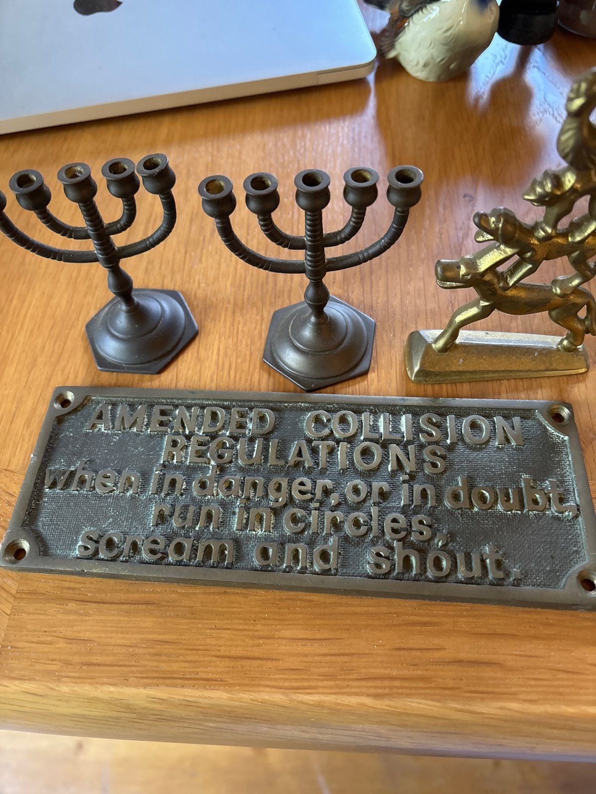 Antieke bronzen kandelaars en decoratieve plaquette, Ophalen, Koper of Brons