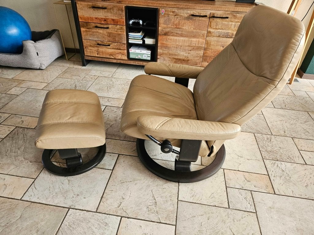 Stressless relaxfauteuil + hocker, beige leer, bouwjaar 2017, Gebruikt, 75 tot 100 cm, 50 tot 75 cm, Ophalen
