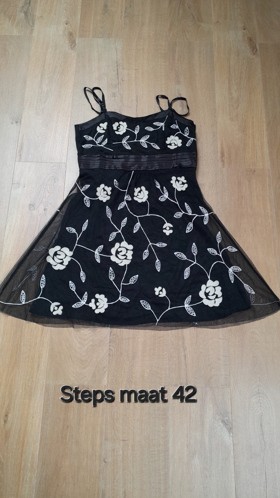 Steps jurkje zwart met witte bloemen Maat 42, Kleding | Dames, Jurken, Zwart, Maat 42/44 (L), Ophalen of Verzenden, Zo goed als nieuw