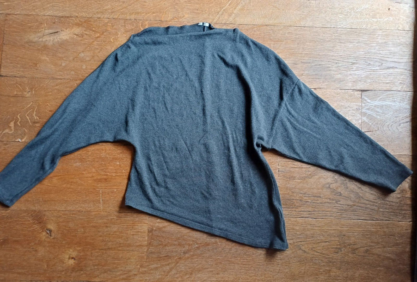 Warm gebreid asymmetrisch damestruitje/top - Maat M, Kleding | Dames, Ophalen, Zo goed als nieuw, Maat 38/40 (M), Grijs