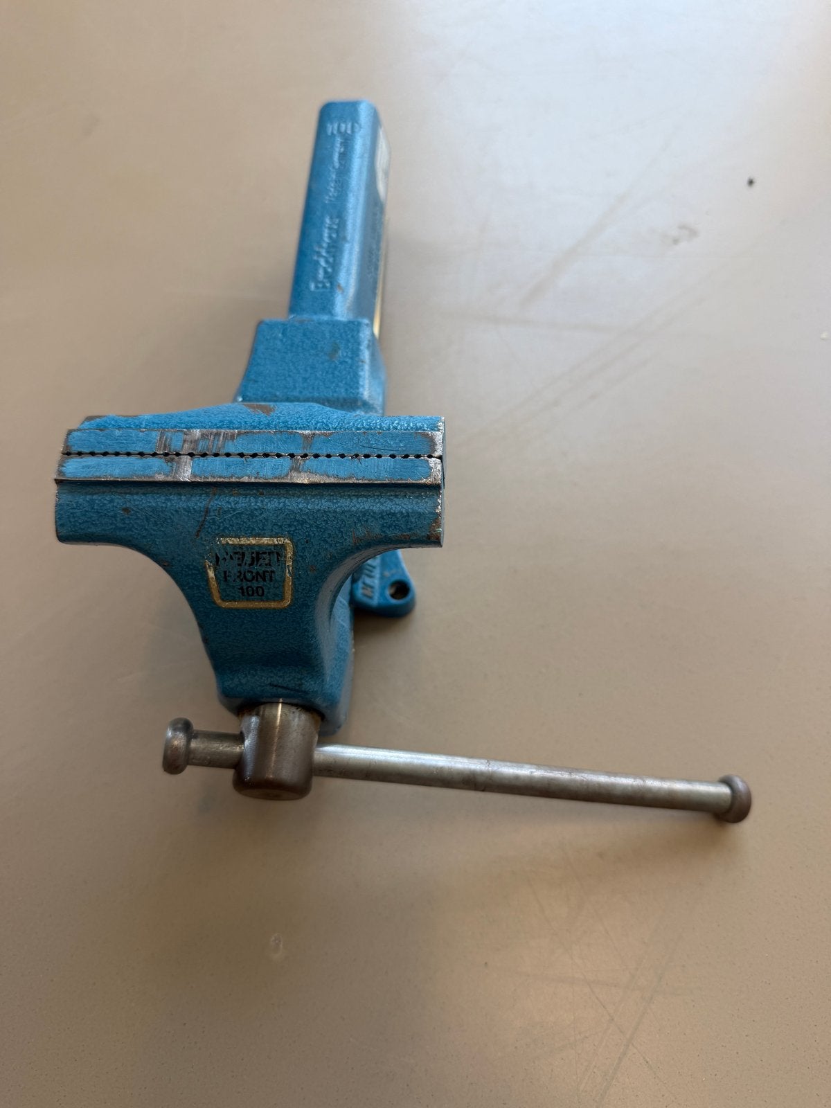 Bankschroef Heuer Front 100, Doe-het-zelf en Verbouw, Gereedschap | Handgereedschap, Ophalen of Verzenden, Gebruikt, Bankschroef