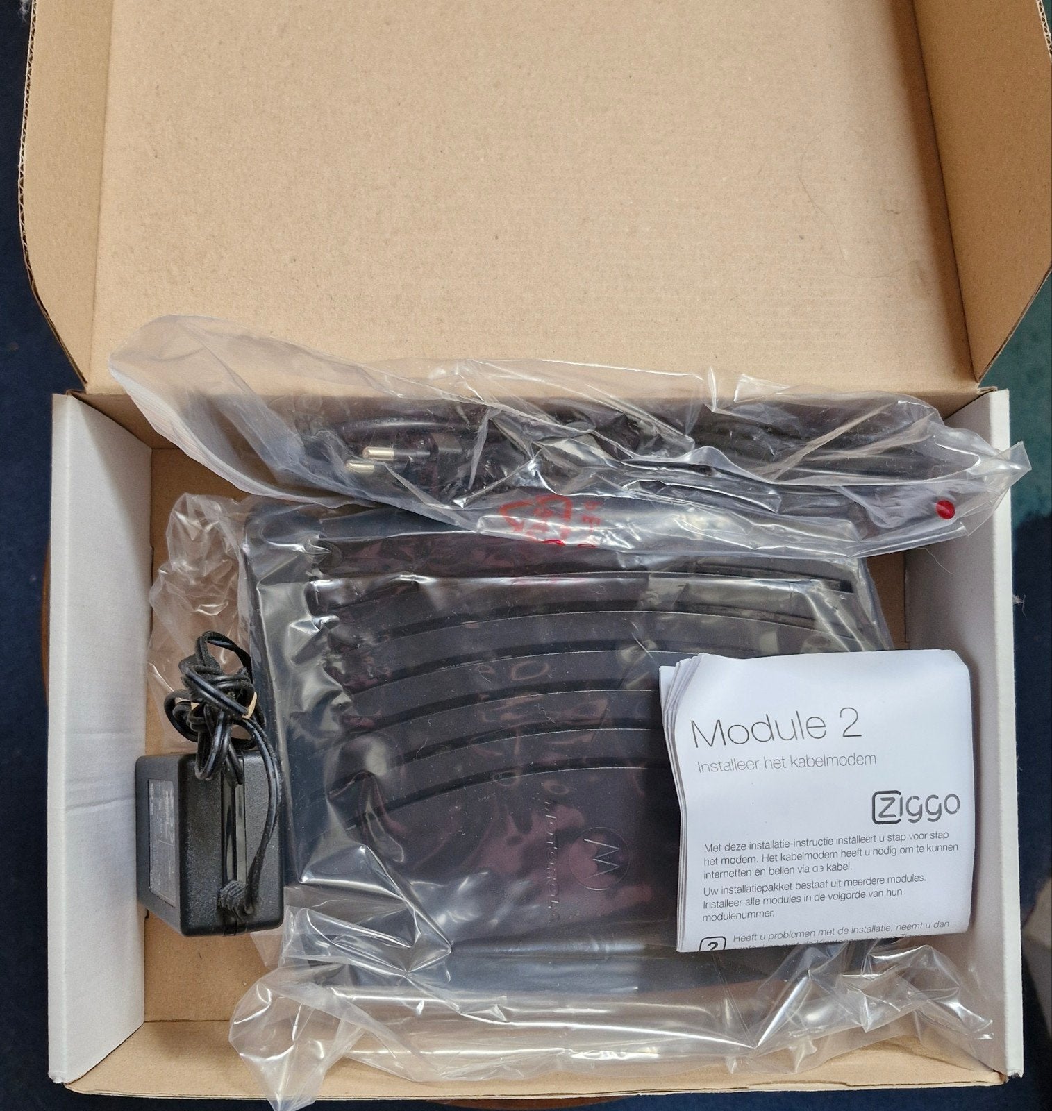 Motorola SBV5121E Kabelmodem met Ziggo installatiekit, Computers en Software, Routers en Modems, Ophalen of Verzenden, Nieuw, Router met modem