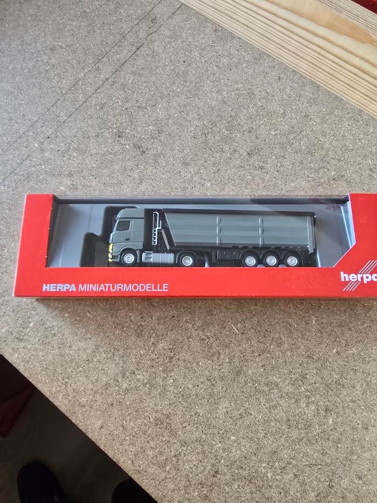 1351 mb actros giga met schroot kipper, Ophalen of Verzenden, Nieuw, Bus of Vrachtwagen, Herpa