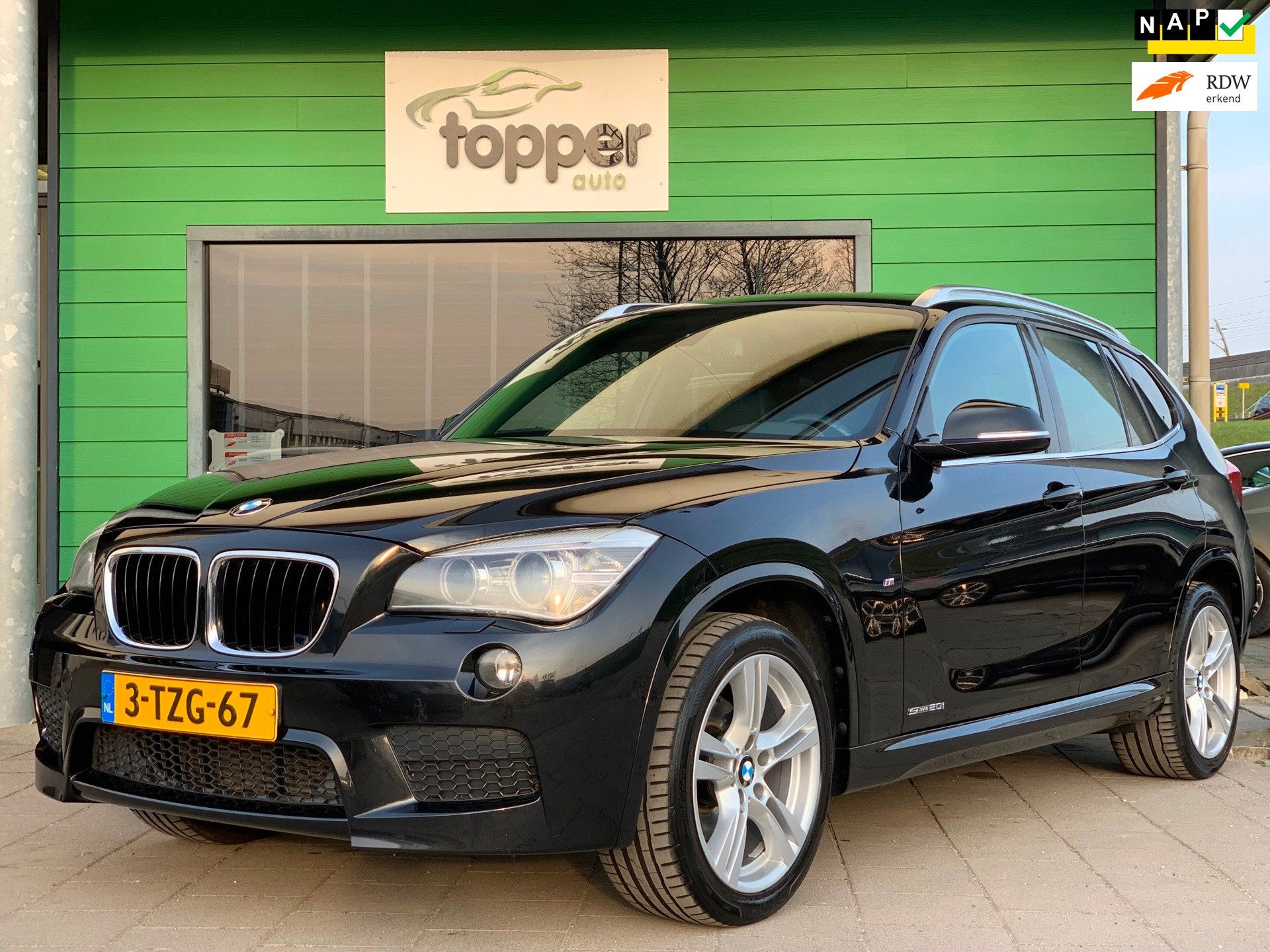 BMW X1 SDrive20i High Executive M Sport|1e Eigenaar!|Vol Opt, Auto's, Euro 6, 4 cilinders, Automatische klimaatregeling, Zwart