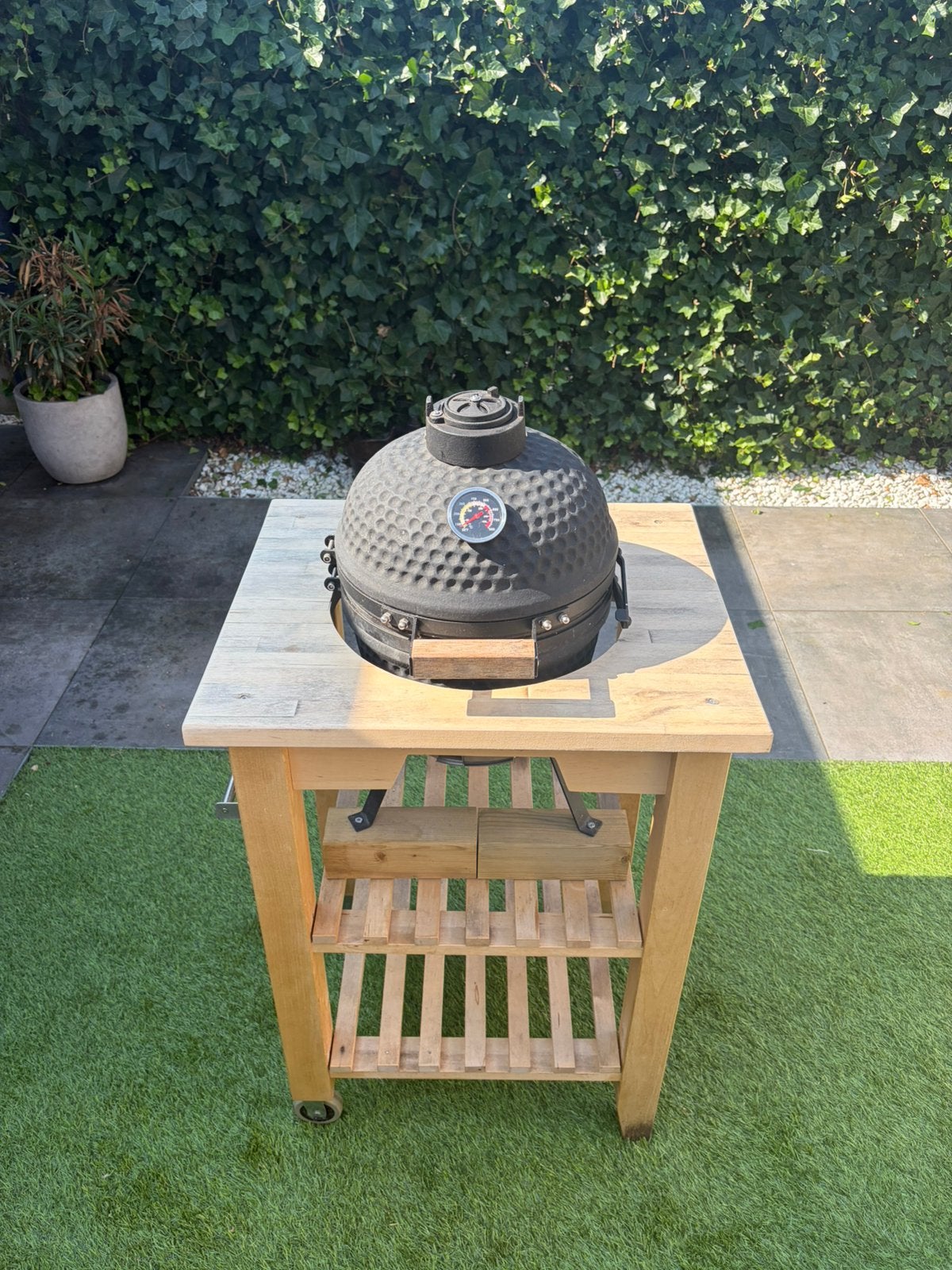 Kamado met houten tafel en hoes – rooster 28 cm, Ophalen, Gebruikt