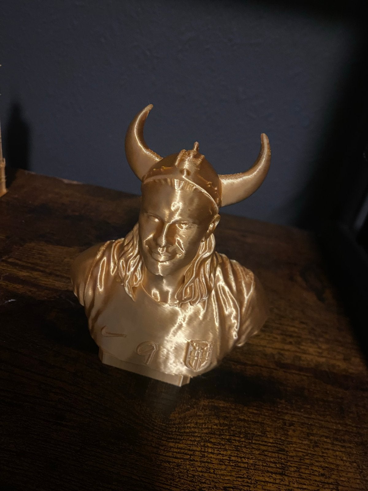 Erling Haaland  - Gouden Viking Voetbalbeeld, Minder dan 20 cm, Kunststof, Ophalen of Verzenden, Handgemaakt