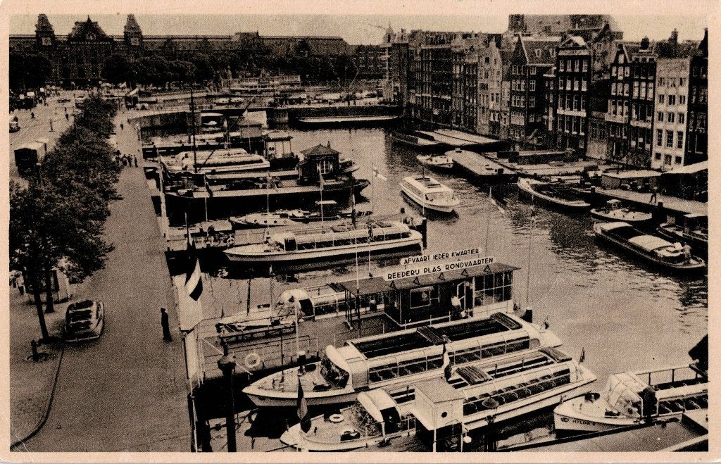 Amsterdam – Aanlegplek  rondvaartboten Damrak., Ophalen of Verzenden, 1940 tot 1960, Ongelopen, Noord-Holland