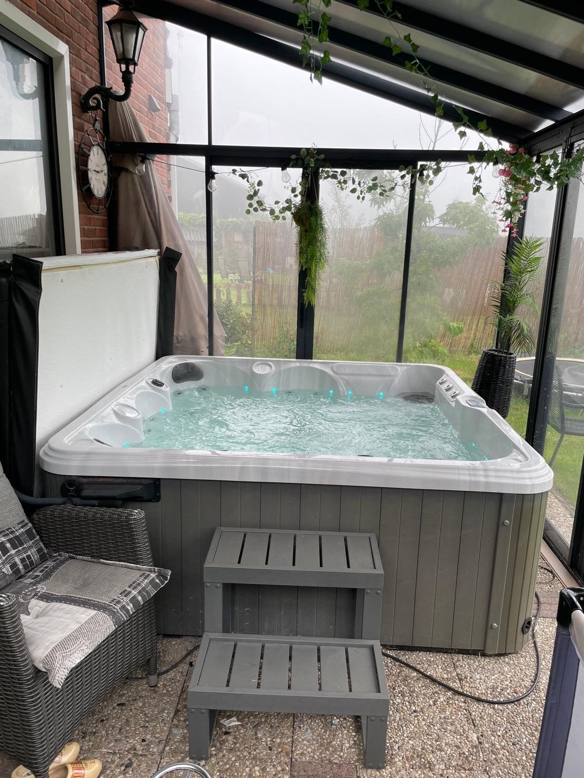 W'eau Spa 5-persoons hottub/spa - perfect werkend, Ophalen, Zo goed als nieuw, Afdekzeil, Vast